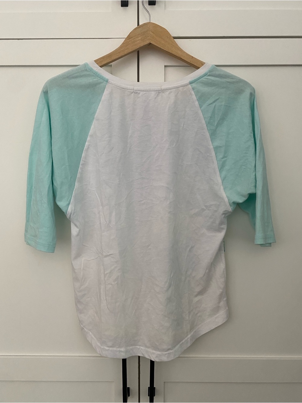 DISNEY PARKS Authentic Mint Teal Mickey Minnie Beach 3/4 Sleeve Tee Size Medium - Picture 2 of 8